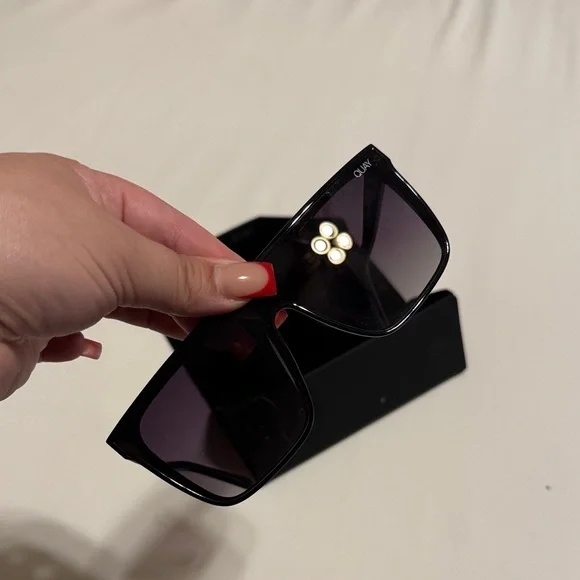Quay Australia Black Sunglasses + Case! - Picture 2 of 4